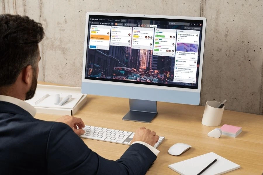 Pessoa trabalhando com o Trello, simbolizando produtividade e organização.